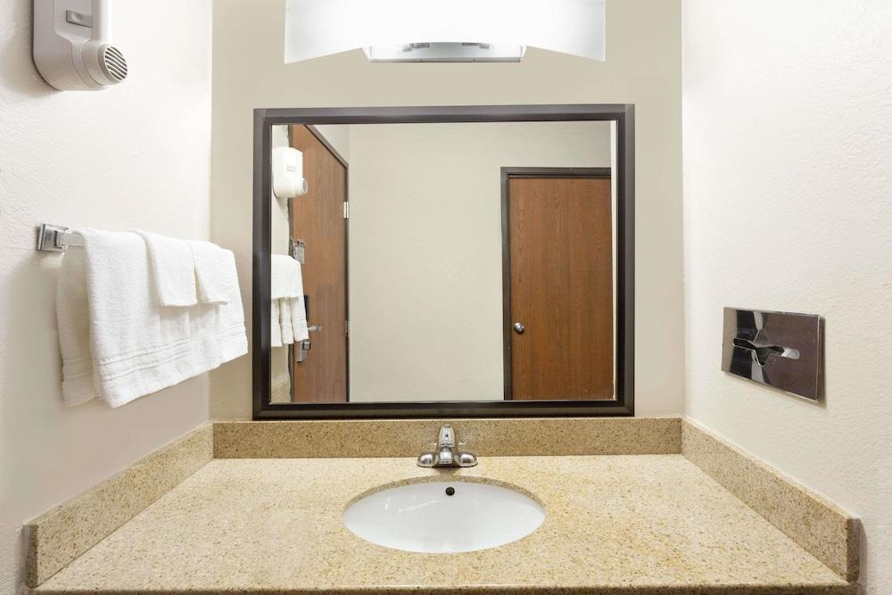 Baymont By Wyndham Beloit Hotel Ngoại thất bức ảnh